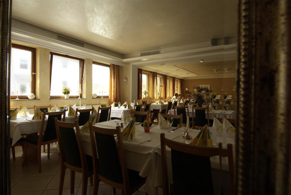 Hotel Regina ツィルンドルフ エクステリア 写真